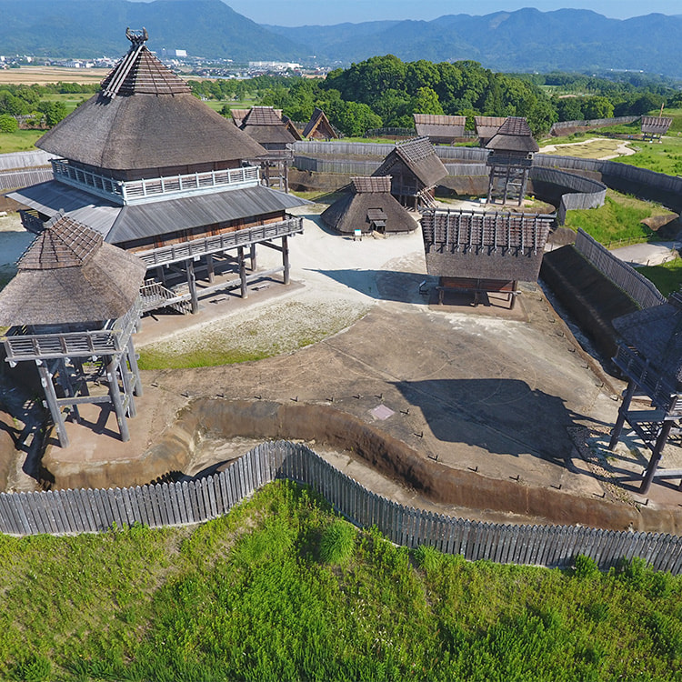 主祭殿や物見櫓が写る北内郭の空撮画像